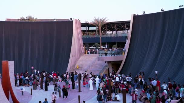 Expo 2020 Dubai Water Feature, monumentális szökőkút a jubileumi parkban — Stock videók