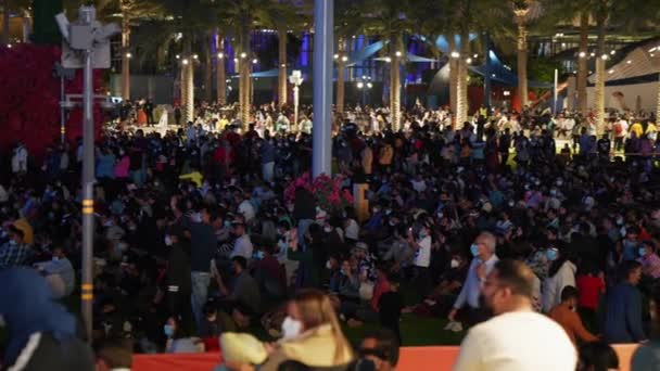 Az emberek Dubaiban nézik és élvezik a koncertet a Dubai Expo 2020 keretében. — Stock videók