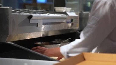 Mutfakta gerçek İtalyan pizzası yapıyorum. Görüntüyü kapat.