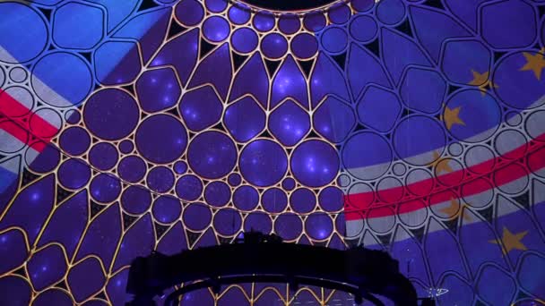 Al Wasl Plaza οροφή θόλου φωτίζεται τη νύχτα με ένα φως δείχνουν — Αρχείο Βίντεο