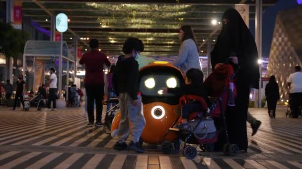 Zelfrijdende robot op de Expo 2020 — Stockvideo