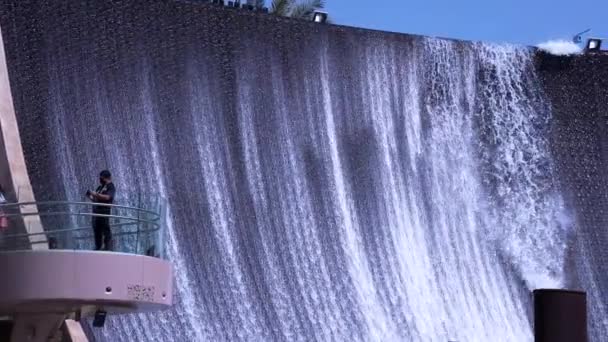 万博2020ドバイウォーターフィーチャー、ジュビリー公園の記念碑的な噴水 — ストック動画