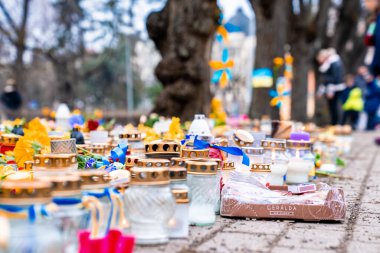 Ukrayna 'daki savaş sırasında sokaklarda dikilen binlerce mum ve çiçek savaşı durdurmayı sembolize ediyor. Ukrayna işaretiyle dur.