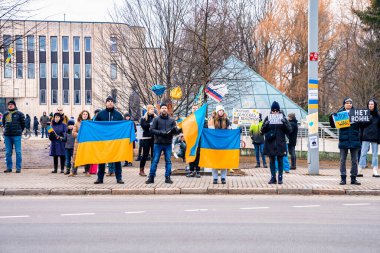Ukrayna 'da düzenlenen stand-Stand with a Ukrayna' da protestocular pankart ve bayraklar taşıdı.