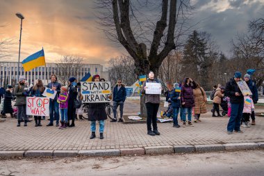 Ukrayna 'da düzenlenen stand-Stand with a Ukrayna' da protestocular pankart ve bayraklar taşıdı.