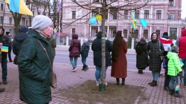 Ukrayna 'da düzenlenen stand-Stand with a Ukrayna' da protestocular pankart ve bayraklar taşıdı.