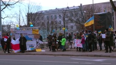 Ukrayna 'da düzenlenen stand-Stand with a Ukrayna' da protestocular pankart ve bayraklar taşıdı.