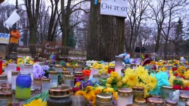 Ukrayna 'daki savaş sırasında sokakta dikilen binlerce mum ve çiçek.