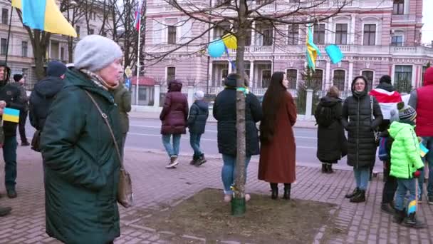 举着标语和旗帜的抗议者参加了与乌克兰的摊位. — 图库视频影像
