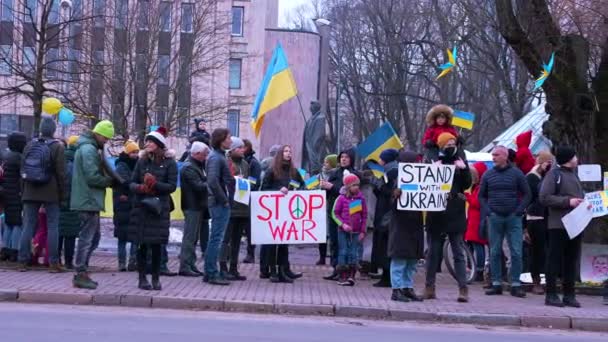 Протестующие с плакатами и флагами приняли участие в акции - стенд с Украиной. — стоковое видео