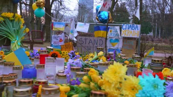 Miles de velas y flores de pie en la calle durante la guerra en Ucrania — Vídeo de stock