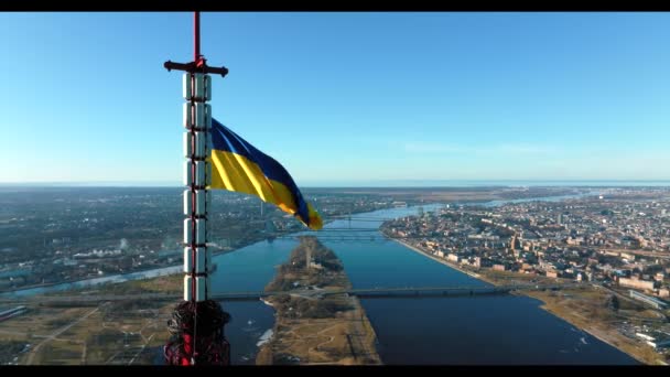 Прапор України Махає Над Ризькою Телевізійною Вежею Латвії Повітряний Вид — стокове відео