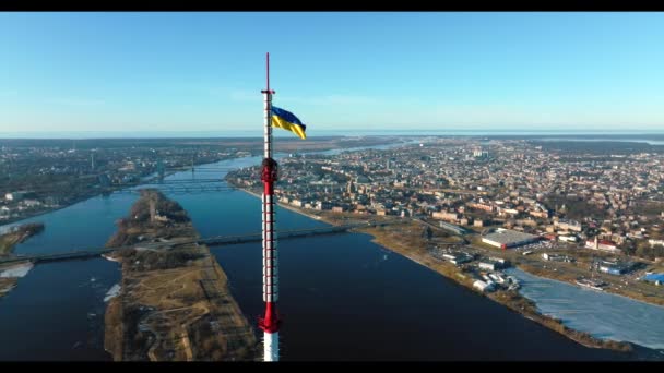 Bandera Ucrania Ondeando Parte Superior Torre Riga Letonia Vista Aérea — Vídeos de Stock