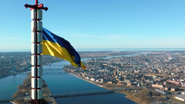 Bandeira Ucraniana Acenando Topo Torre Riga Letônia Vista Aérea Que — Vídeo de Stock