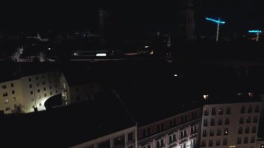 Almanya, Bavyera 'daki Münih panoramik mimarisinin gece görüşü. Frauenkirche 'in hava manzarası ve Marienplatz' daki belediye binası..