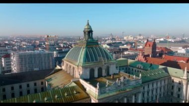Almanya, Bavyera 'da gün doğumunda Münih' in güzel panoramik mimarisi. Frauenkirche 'in hava manzarası ve Marienplatz' daki belediye binası..