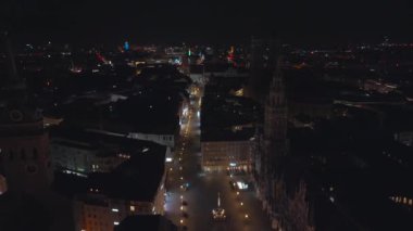 Almanya, Bavyera 'daki Münih panoramik mimarisinin gece görüşü. Frauenkirche 'in hava manzarası ve Marienplatz' daki belediye binası..