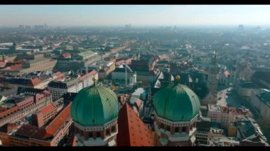 Almanya, Bavyera 'da güzel Münih panoramik mimarisi. Frauenkirche 'in hava manzarası ve Marienplatz' daki belediye binası..