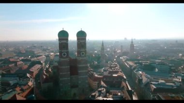 Almanya, Bavyera 'da gün doğumunda Münih' in güzel panoramik mimarisi. Frauenkirche 'in hava manzarası ve Marienplatz' daki belediye binası..