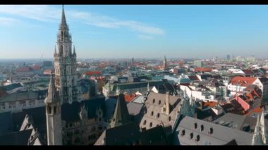 Almanya, Bavyera 'da güzel Münih panoramik mimarisi. Frauenkirche 'in hava manzarası ve Marienplatz' daki belediye binası..