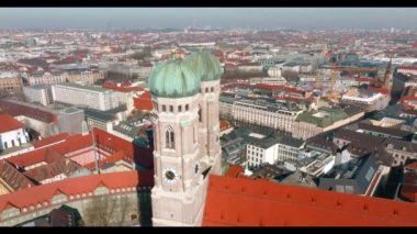Almanya, Bavyera 'da güzel Münih panoramik mimarisi. Frauenkirche 'in hava manzarası ve Marienplatz' daki belediye binası..