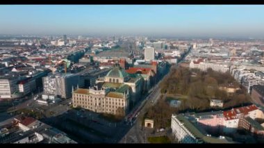 Almanya, Bavyera 'da gün doğumunda Münih' in güzel panoramik mimarisi. Frauenkirche 'in hava manzarası ve Marienplatz' daki belediye binası..