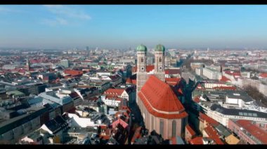 Almanya, Bavyera 'da güzel Münih panoramik mimarisi. Frauenkirche 'in hava manzarası ve Marienplatz' daki belediye binası..