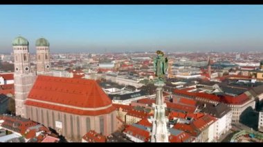 Almanya, Bavyera 'da güzel Münih panoramik mimarisi. Frauenkirche 'in hava manzarası ve Marienplatz' daki belediye binası..