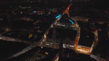 Almanya, Bavyera 'daki Münih panoramik mimarisinin gece görüşü. Frauenkirche 'in hava manzarası ve Marienplatz' daki belediye binası..