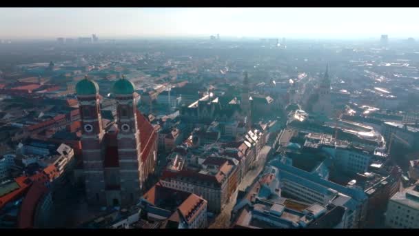 Vacker Münchens Panoramaarkitektur Bayern Tyskland Vid Soluppgången Flygfoto Över Frauenkirche — Stockvideo