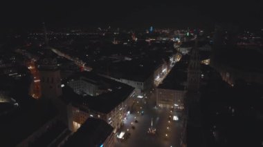 Almanya, Bavyera 'daki Münih panoramik mimarisinin gece görüşü. Frauenkirche 'in hava manzarası ve Marienplatz' daki belediye binası..