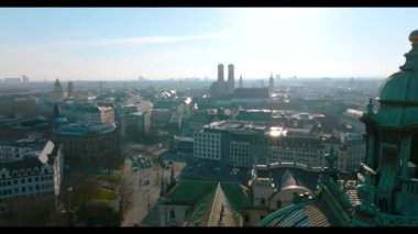 Almanya, Bavyera 'da gün doğumunda Münih' in güzel panoramik mimarisi. Frauenkirche 'in hava manzarası ve Marienplatz' daki belediye binası..