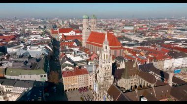Almanya, Bavyera 'da güzel Münih panoramik mimarisi. Frauenkirche 'in hava manzarası ve Marienplatz' daki belediye binası..
