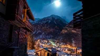 Zermatt Köyü 'nde gece gökyüzünün güzel zaman çizelgesi. Ufukta Matterhorn uçurumu görünüyor. Güzel gece gökyüzü.