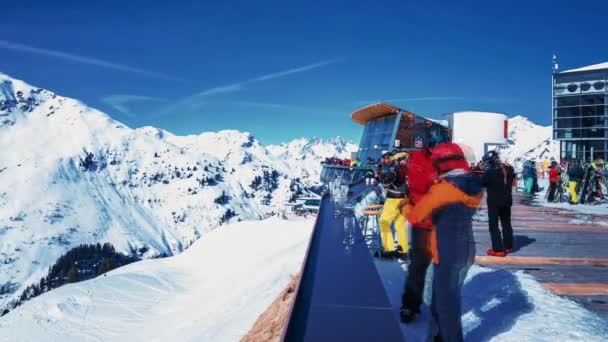 Timelapse Van Mensen Die Een Pauze Houden Het Skigebied Anton — Stockvideo