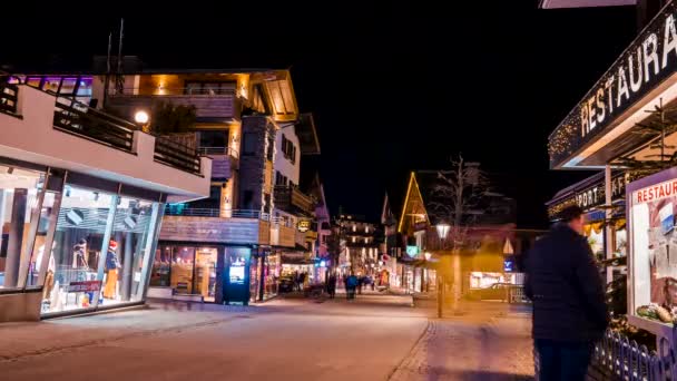 Timelapse Miasta Wieczorem Ośrodka Narciarskiego Zmierzchu Ludzie Spacerujący Zimą Alpejskim — Wideo stockowe