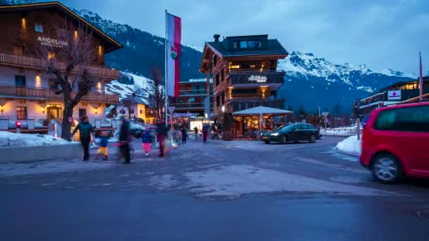 Timelapse Estación Esquí Ciudad Atardecer Gente Caminando Por Ciudad Alpina — Vídeo de stock