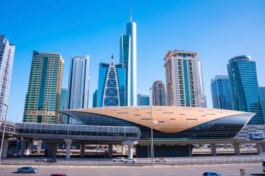 Gökdelenleri olan modern metro istasyonu güneşli bir günde açık gökyüzüne karşı, lüks gökdelenleri olan modern şehir merkezi gökdelenleri ile gökyüzü.