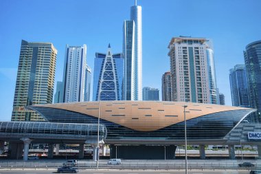 Gökdelenleri olan modern metro istasyonu güneşli bir günde açık gökyüzüne karşı, lüks gökdelenleri olan modern şehir merkezi gökdelenleri ile gökyüzü.