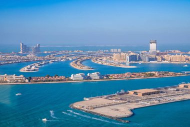 Güneşli bir günde açık mavi gökyüzüne karşı Jumeirah adasında limanı olan şehir manzarası güneşli bir günde Jumeirah adasının manzarası