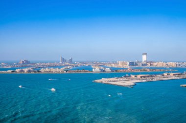 Güneşli bir günde açık mavi gökyüzüne karşı Jumeirah adasında limanı olan şehir manzarası güneşli bir günde Jumeirah adasının manzarası