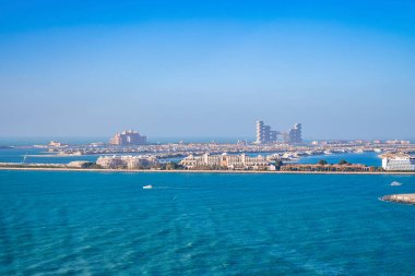 Güneşli bir günde açık mavi gökyüzüne karşı Jumeirah adasında limanı olan şehir manzarası güneşli bir günde Jumeirah adasının manzarası
