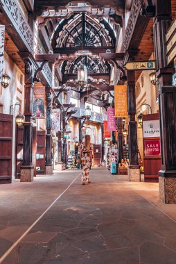 Dubai, BAE. 10 Şubat 2022. Çarşıda her iki tarafında dükkanlar ve pankartlar bulunan ahşap bir oyun salonu.