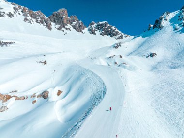 Alp kayak merkezi St. Anton am Arlberg, kış zamanı. Alp dağlarının güzel manzarası. Hava görünümü.