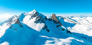 Alp kayak merkezi St. Anton am Arlberg, kış zamanı. Alp dağlarının güzel manzarası. Hava görünümü.