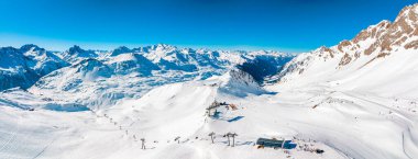Muhteşem kar dağları manzara afişi. Renkli pembe ve mavi bulutlar bulutlu gökyüzü. Avusturya Alpleri, St. Anton am Arlberg