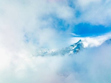 Himalaya dağlarının tepesinde bulutların üstünde, Annapurna Nepal 'de. Hava görünümü.