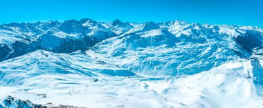 Alp kayak merkezi St. Anton am Arlberg, kış zamanı. Alp dağlarının güzel manzarası. Hava görünümü.