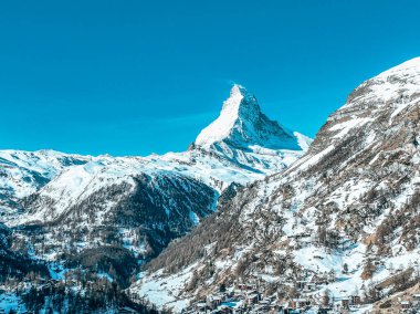 Zermatt Vadisi ve Matterhorn pik sabah, İsviçre havadan görünümü