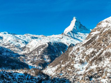 Zermatt Vadisi ve Matterhorn pik sabah, İsviçre havadan görünümü